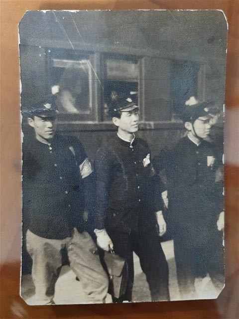 1948년 당시 김영기(가운데)씨가 순천역 철도 승무원으로 일할 때의 모습. 김규찬씨 제공