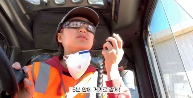 호주 브리즈번에서 워킹홀리데이로 머물고 있는 윤다영씨(20)가 지게차를 운전하는 모습. 유튜브 채널 ‘Dianry_다이앤리’ 캡처