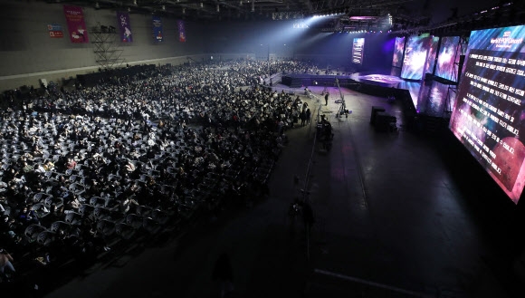 ‘위드 코로나’ 3000명 대면 콘서트 부활