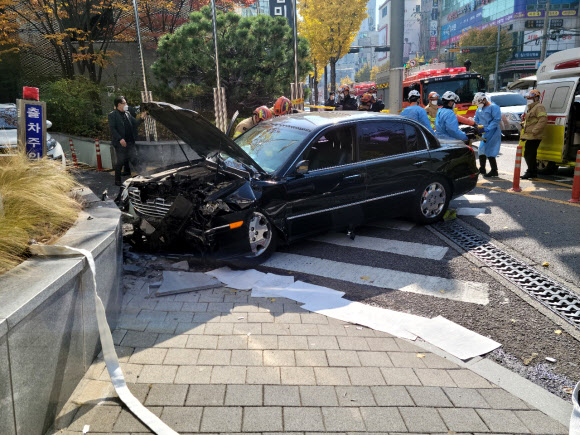 15일 오전 11시 30분께 광주 남구청 인근에서 승용차가 지하주차장 출구 방면 외벽으로 돌진하는 사고가 발생했다. 이 사고로 80대 운전자는 중상을, 동승자인 아내는 경상을 입었다. 2021.11.15 <br>광주 남부소방서 제공