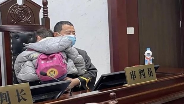 부모 이혼재판서 울음 터진 아이 2시간 동안 품에 안아준 中판사. 중국 웨이보 캡처
