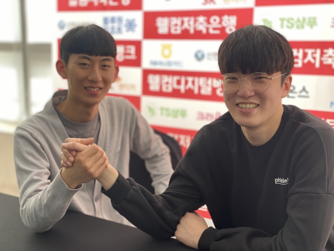 PBA 투어 2021~22시즌 ;루키’고준서(왼쪽),김태관 프로가 휴온스 챔피언십 선전을 다짐하며 두 손을 맞잡고 있다.