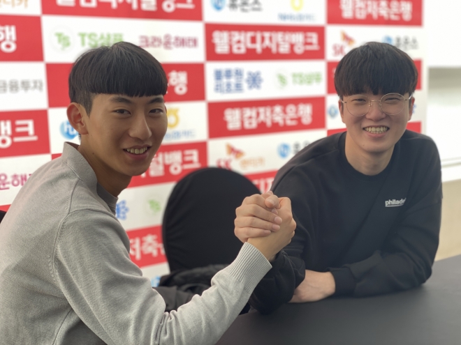 PBA 투어 2021~22시즌 ;루키’고준서(왼쪽),김태관 프로가 휴온스 챔피언십 선전을 다짐하며 두 손을 맞잡고 있다.