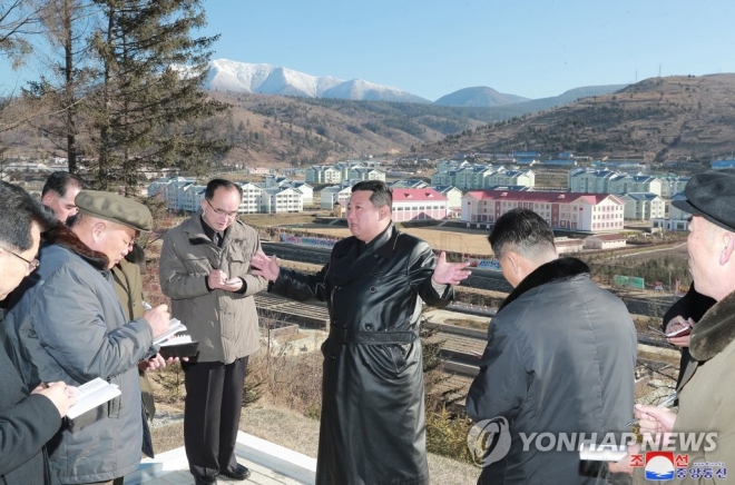 김정은 북한 국무위원장이 삼지연시 건설사업장 현지 지도에 나서며 한 달여 만에 공개활동을 했다. 2021.11.16. 조선중앙통신