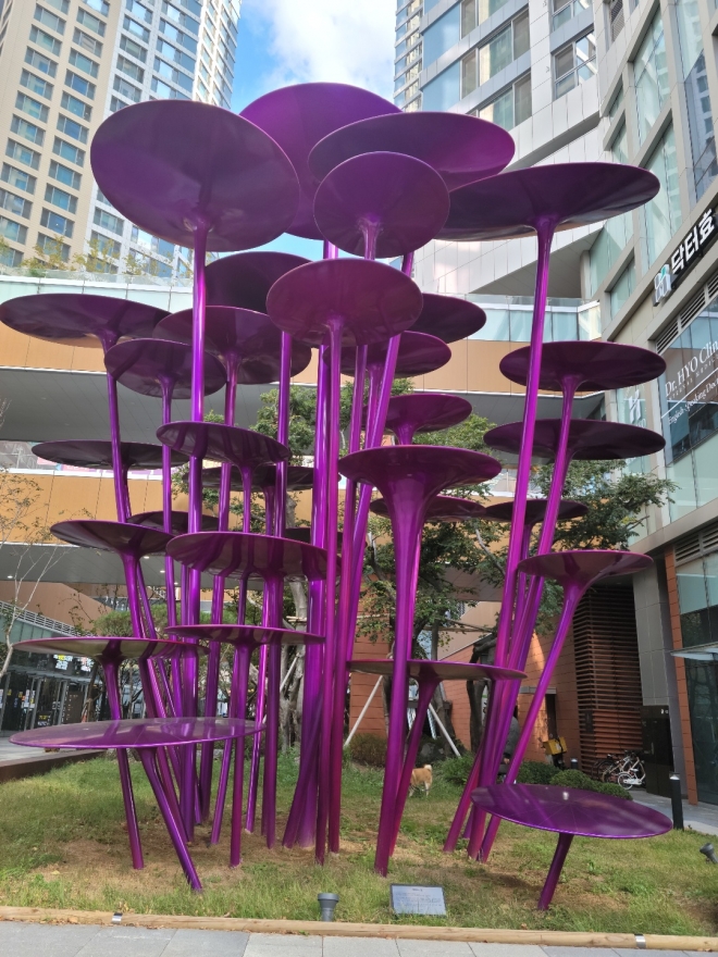 헤링턴 스퀘어 아파트 입구에서 바라본  사물의 꿈