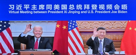 조 바이든(왼쪽) 미국 대통령이 16일 시진핑 중국 국가주석과 화상을 통해 미중 정상회담을 하고 있다.  베이징 신화 연합뉴스