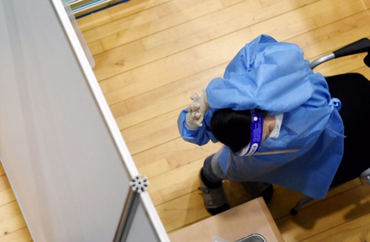 [한 컷 세상] 의료진의 스트레칭