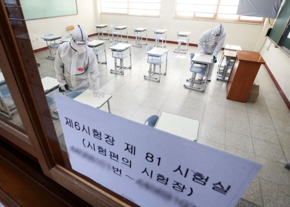 대학수학능력시험을 이틀 앞둔 16일 오후 경기도 화성시 동탄고등학교에서 관계자들이 책상 소독 등을 하며 시험장을 준비하고 있다. 2021.11.16 연합뉴스