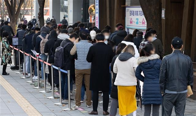 신규 코로나19 확진자가 3187명 발생한 17일 오전 서울 송파구보건소에 마련된 신종코로나바이러스 감염증(코로나19) 선별진료소를 찾은 시민들이 검체검사를 받기 위해 줄을 서 있다. 2021.11.17 뉴스1