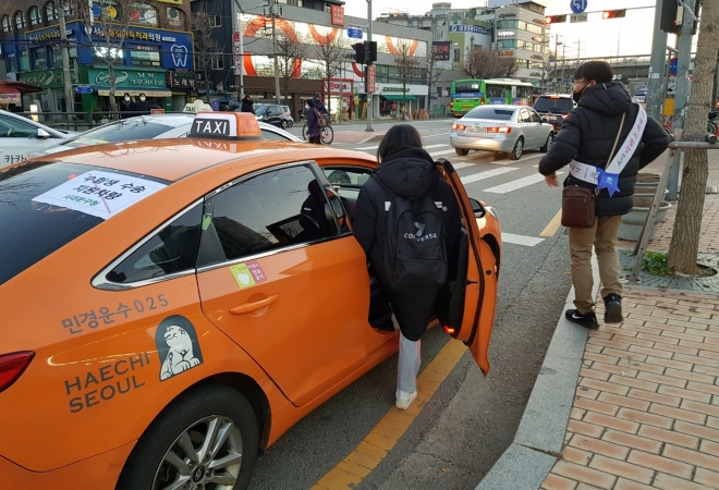 서울 서대문구가 대학수학능력 시험일인 18일 수험생들의 이동 편의를 위해 무료 수송 서비스를 제공한다. 사진은 지난해 한 택시가 시험장으로 이동하는 수험생을 태우는 모습. 서대문구 제공 