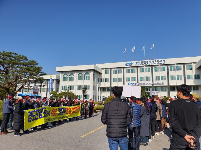 여수 금성아파트 주민 80여명이 광양경제청에서 집회를 열고 “1억 8000만원이나 들여 만든 경도 연륙교 진입로 기본계획안을 무시한 채 당초 지점보다 120m 떨어진 부분으로 변경해 건설회사 특혜를 주고 있다”고 반발하고 있다. 