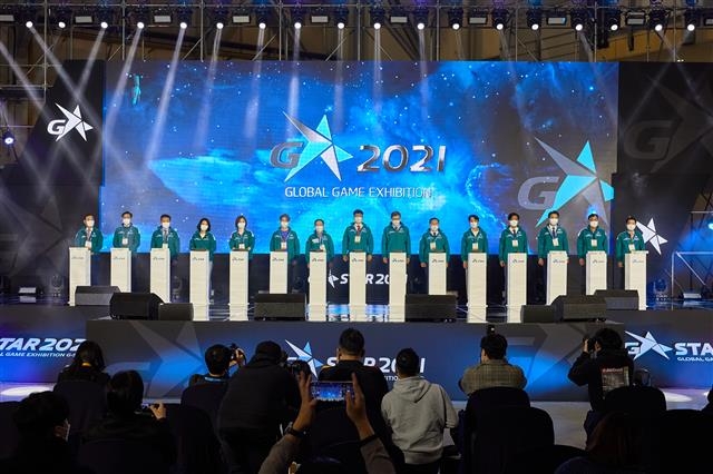 박형준(오른쪽 일곱 번째) 부산시장 등 참석자들이 17일 부산 벡스코에서 열린 국내 최대 게임 전시회 ‘지스타 2021’ 개막식 행사를 진행하고 있다. 한국게임산업협회 제공