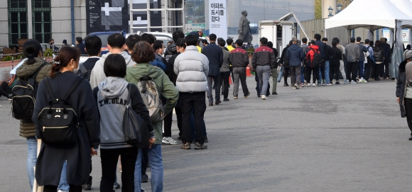 코로나19 확진자가 3천명이 넘으면서 역대 최다발생을 기록한 18일 서울역 임시선별진료소에서 검사를 받으려는 시민들이 긴 줄을 이루고 있다. 2021. 11. 18 정연호 기자 tpgod@seoul.co.kr