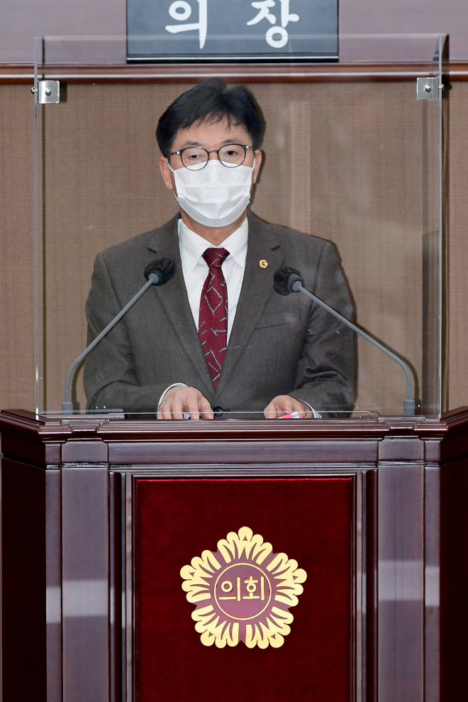 16일 문장길 의원이 제303회 정례회 본회의에서 오세훈 시장을 상대로 시정질문을 하고 있다.