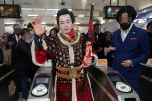 장군 옷 입고 김포 ‘지옥철’ 체험나선 허경영