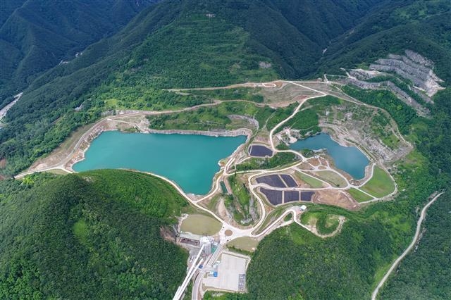 석회석 폐광지인 무릉계곡의 폐석산을 친환경적으로 개발해 웰니스 건강휴양 명소로 단장한 ‘무릉별유천지’가 20일부터 영업을 시작한다. 옥빛 호수와 다양한 체험시설이 마련됐다. 동해시 제공