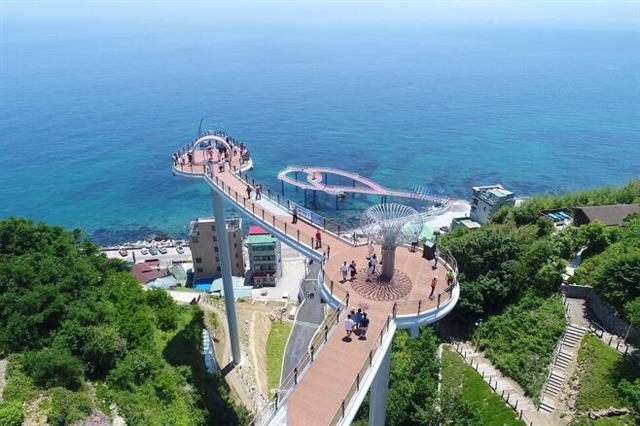 지난 6월 오픈한 도째비골 스카이밸리는 지금까지 15만여명이 찾는 관광 명소로 자리잡았다.  동해시 제공