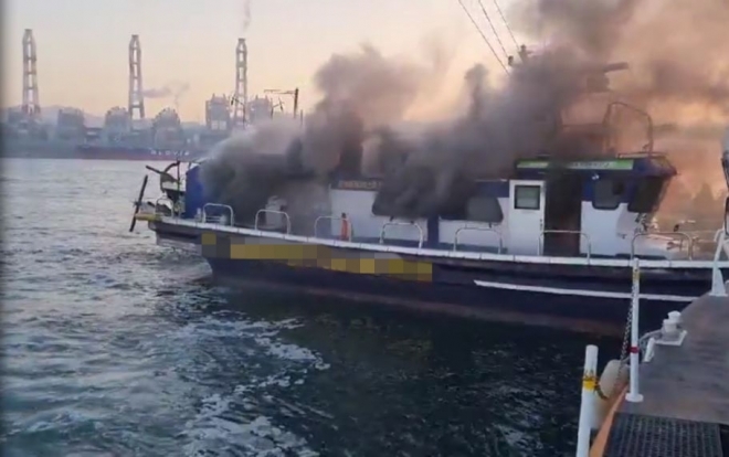 경남 고성에서 승객과 선원 11명이 탄 어선에 불이 났다. 통영해양경철서 제공