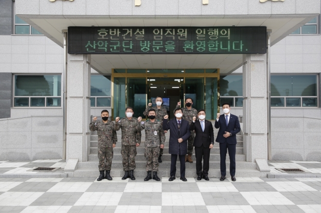 호반건설이 19일 육군3군단에 장병 복지를 위한 위문품을 전달한 뒤 관계자들이 단체 사진을 찍고 있다.호반건설 제공