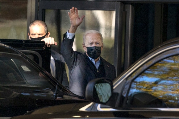 조 바이든 미국 대통령이 19일(현지시간) 정기 건강검진을 위해 월터 리드 군병원에 도착하며 취재진을 향해 손을 흔들어 보이고 있다. AP 연합뉴스 