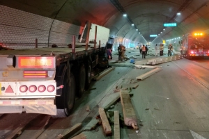 [포토] 화물차서 철제 자재 ‘와르르’