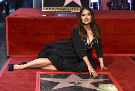 멕시코계 미국 영화배우 셀마 헤이엑이 19일(현지시간) 미국 로스앤젤레스 할리우드가에 있는 ‘할리우드 명예의 거리’(Hollywood Walk of Fame)에 입성해 포즈를 취하고 있다.<br>AP 연합뉴스
