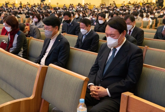 윤석열 국민의힘 대선후보가 21일 오후 서울 서초구 사랑의교회에서 예배를 드리고 있다. 2021.11.21 김명국 선임기자  daunso@seoul.co.kr