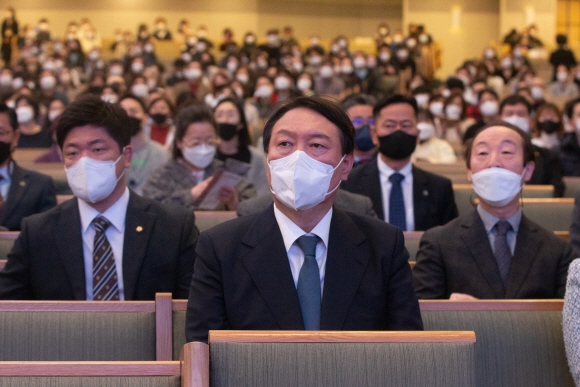 윤석열 국민의힘 대선후보가 21일 오후 서울 서초구 사랑의교회에서 예배를 드리기 위해 참석해 있다.2021.11.21 김명국 선임기자  daunso@seoul.co.kr