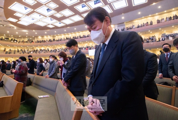 윤석열 국민의힘 대선후보가 21일 오후 서울 서초구 사랑의교회에서 예배를 드리고 있다.2021.11.21김명국선임기자  daunso@seoul.co.kr