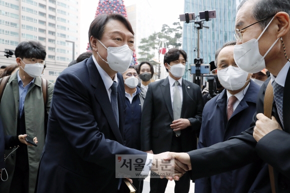 윤석열 국민의힘 대선 후보가 21일 서울 서초구 사랑의 교회에서 예배에 참석하며 교회 관계자들과 인사하고 있다.2021.11.21김명국선임기자  daunso@seoul.co.kr