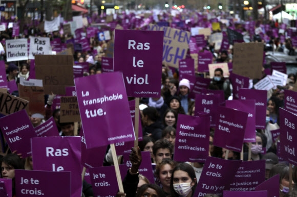 20일(현지시간) 프랑스 파리에서 여성에 대한 폭력에 반대하는 시위에 참가한 사람들이 포스터를 들고 행진하고 있다. 25일 세계 여성폭력 추방의 날을 앞두고 프랑스 각지에서 수만명이 시위에 참여했다. 파리 AP 연합뉴스