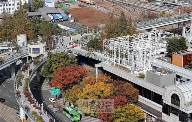 서울로 7017에서 서울역사로 바로 연결된 공중보행길.