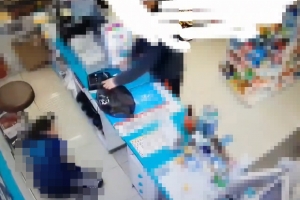 “예뻐서 보쌈하고 싶네”…뺨 맞고 성희롱 당하는 편의점 알바생들[이슈픽]