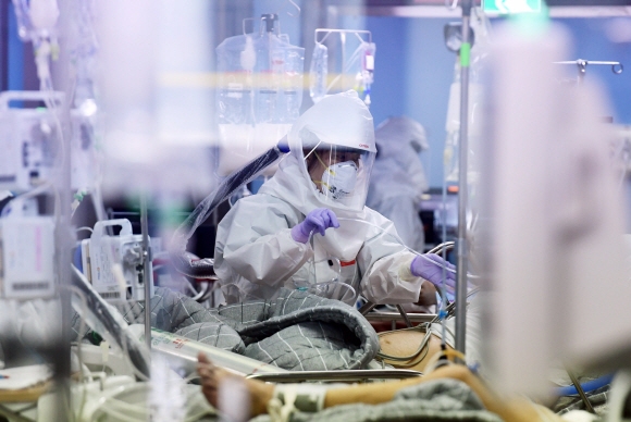 수도권 중환자 병상 가동률이 85%에 육박한 가운데 22일 경기도 평택시 박애병원 중환자실에서 의료진들이 코로나19 환자를 돌보고 있다.. 2021. 11. 22 박윤슬 기자 seul@seoul.co.kr