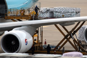 [포토] ‘직계약 화이자 백신’ 인천공항 도착