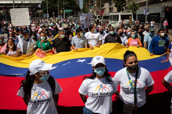 지난 10일(현지시간) 베네수엘라 카라카스에서 노동조합원들과 연금수급자들이 더 나은 급여와 근로조건 등을 정부에 요구하며 시위를 하고 있다. 이들은 “노동자들은 월 7볼리바르(약 1800원)로 계속 일할 수 없다”고 주장했다. 카라카스 EPA 연합뉴스