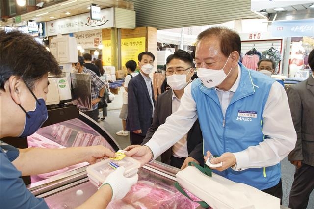 마포구가 지역 시장과 함께 다회용기 사용을 권장하는 ‘애착용기내’ 캠페인을 진행하고 있다. 유 구청장(오른쪽)이 망원시장에 있는 한 정육점에서 다회용기로 장을 보고 있다. 마포구 제공 마포구가 지역 시장과 함께 다회용기 사용을 권장하는 ‘애착용기내’ 캠페인을 진행하고 있다. 유 구청장(오른쪽)이 망원시장에 있는 한 정육점에서 다회용기로 장을 보고 있다. 마포구 제공