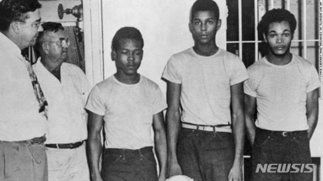 1949년 흑인 차별 정책이 횡행하던 미국 플로리다주 그로브랜드 카운티에서 백인 소녀를 강간한 혐의를 받고 체포된 세 흑인 소년들. 탈출했다가 사살된 한 명을 포함한 네 사람이 72년 만에 사후 무죄와 기소 무효 판결을 받았다. CNN 홈페이지 재인용 뉴시스 