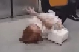지하철 바닥에 드러눕고 춤춘 여성...결국 강제 하차 당했다 [이슈픽]