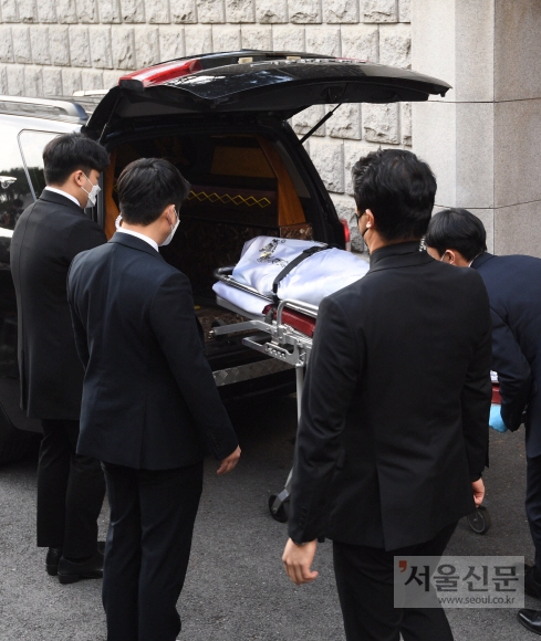 23일 오후 서울 서대문구 연희동에 있는 전두환 전 대통령의 자택에서 이날 사망한 전씨가 운구차로 향하고 있다. 2021. 11. 23 박윤슬 기자 seul@seoul.co.kr