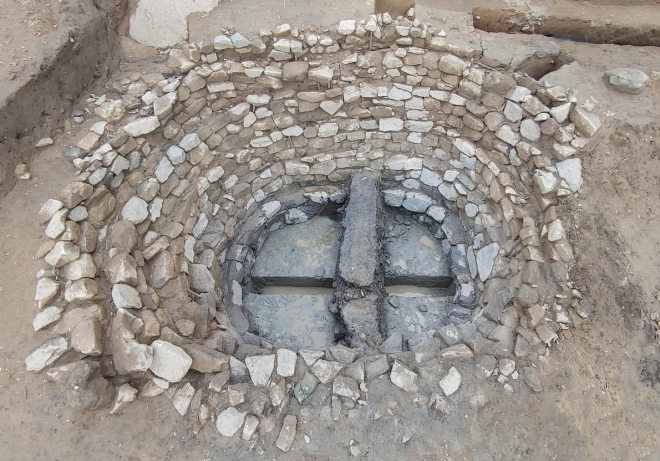 여주시 대신면 천서리에 있는 삼국시대 돌성인 파사성 발굴조사에서 발견 된 원형 집수지. 여주시 제공