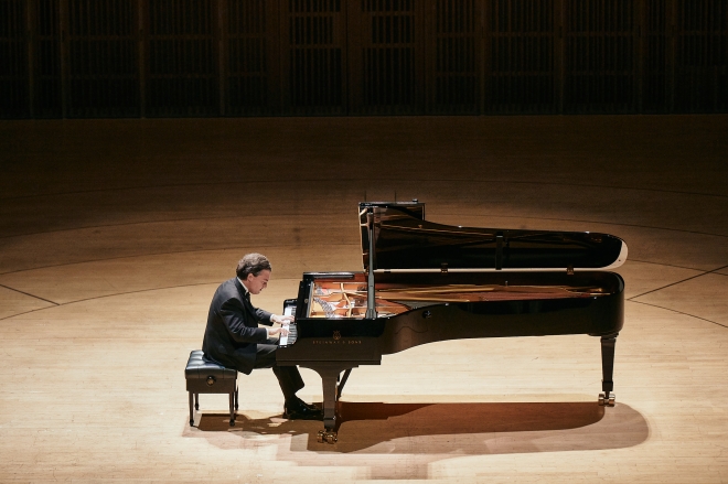피아니스트 예프게니 키신이 22일 롯데콘서트홀에서 가진 리사이틀에서 연주하고 있다. 롯데콘서트홀 제공