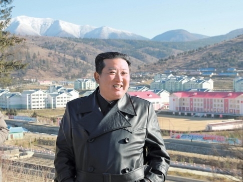 가죽 코트를 입은 북한 김정은 국무위원장. 뉴스1