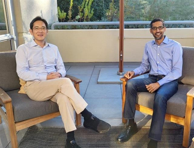 구글 CEO 만난 이재용 지난해 11월 22일(현지시간) 이재용(왼쪽) 삼성전자 부회장이 미국 캘리포니아주 마운틴뷰 구글 본사에서 순다르 피차이 구글 최고경영자(CEO)와 만나 대화를 나누고 있다. 삼성전자 제공