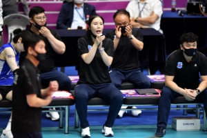 감독들 “정상화 때까지 악수 거부”…갈수록 좁아지는 김사니 입지