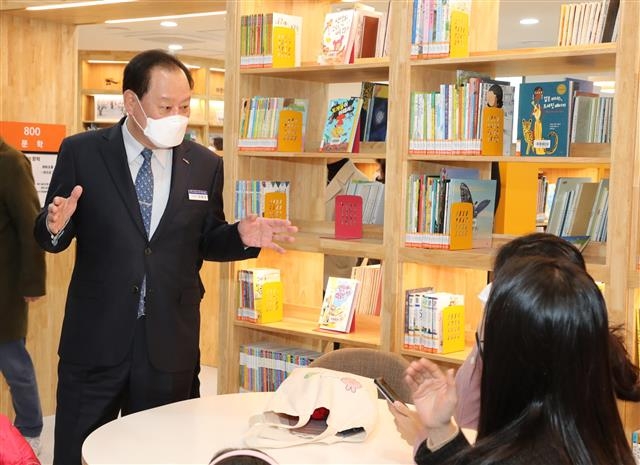 유동균(왼쪽) 서울 마포구청장이 염리동 주민편익시설 내 소금나루도서관의 어린이자료실에서 도서관 관계자와 대화를 나누고 있다. 마포구 제공