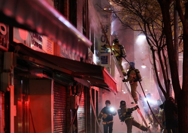 23일 오후 서울 중구 을지로3가역 인근 한 식당에서 화재가 발생해 소방대원들이 진화작업을 하고 있다. 2021.11.23 연합뉴스