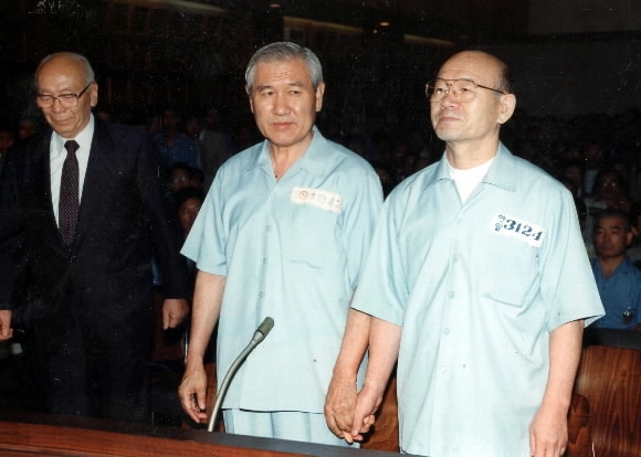 1996년 법정에서 군사반란 및 내란목적 살인죄로 사형을 선고 받은 전두환씨(오른쪽) / 서울신문 포토라이브러리