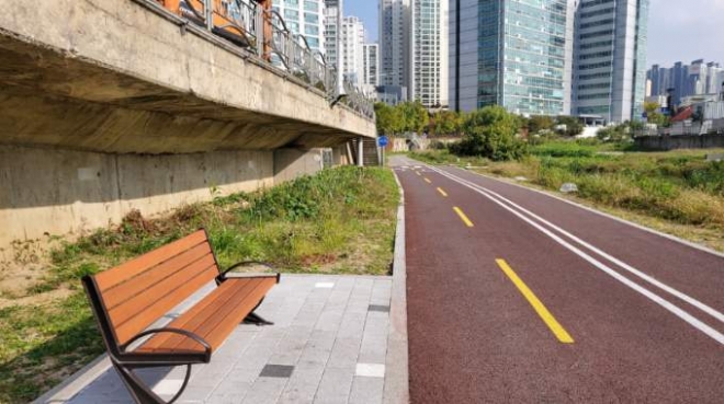 안양시는 사업비 9억원을 들여 안양천변 구군포교∼호계대교 약 2.4km구간 산책로를 안전한 환경으로 정비했다고. 안양시 제공