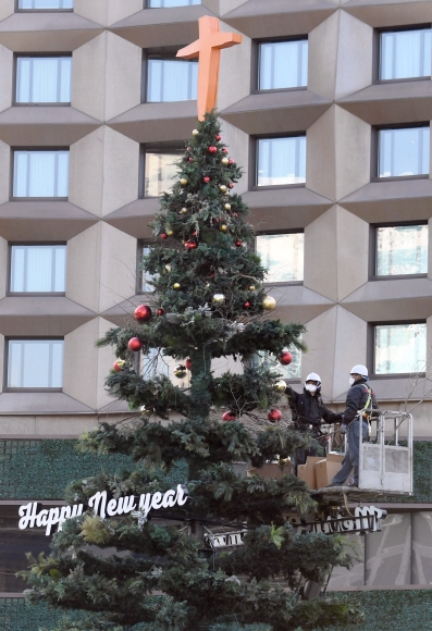 24일 서울시청광장에서 관계자들이 크리스마스와 새해를 기념하는 트리를 설치하고 있다. 2021.11.24 박지환기자 popocar@seoul.co.kr
